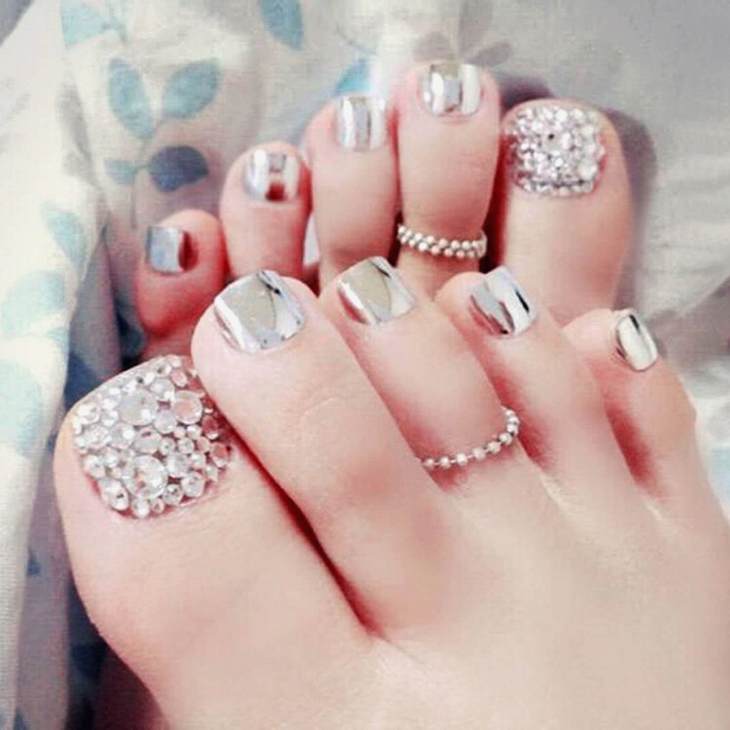 The fashion of Jewels on the Nails