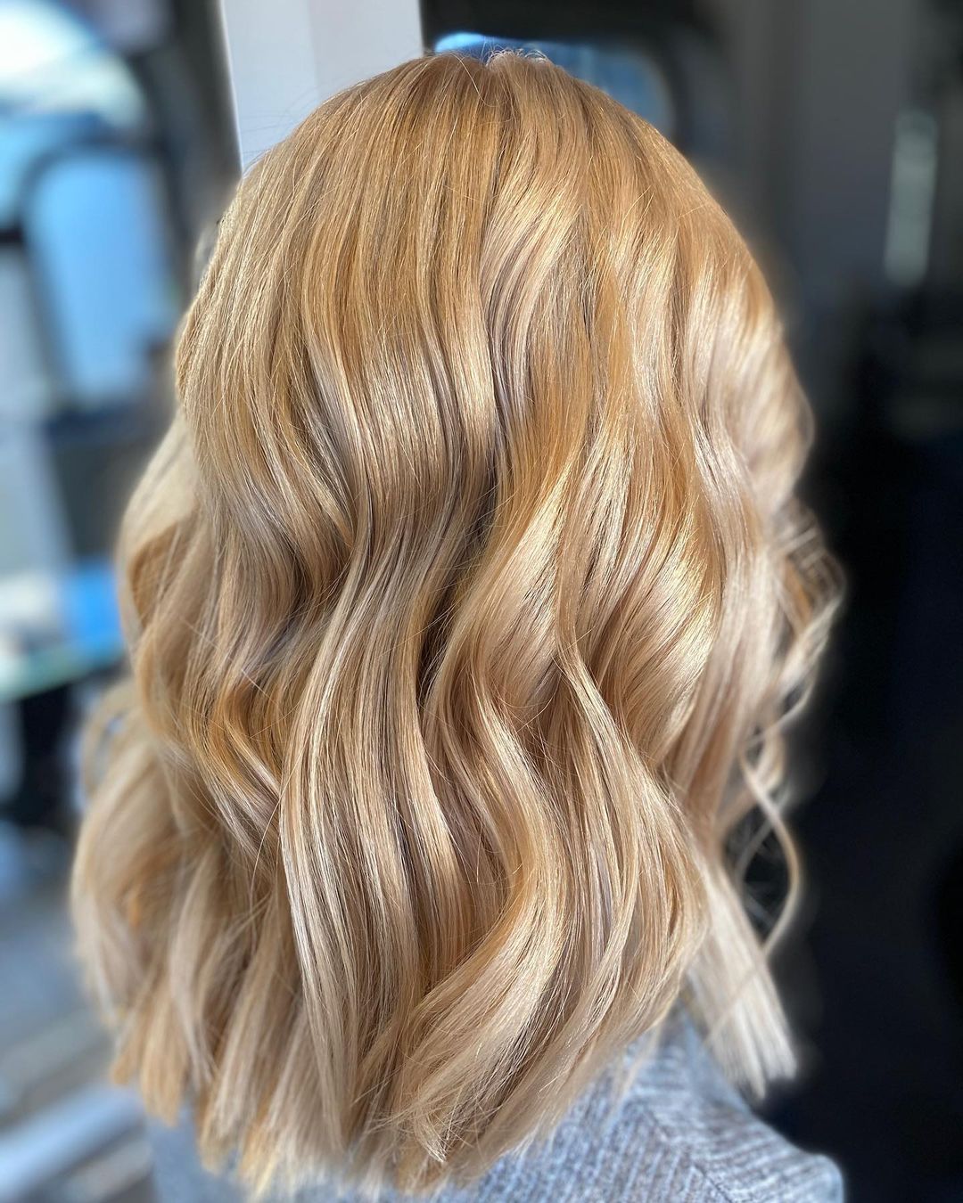 Semi-Curvy Golden Blonde Hair for Various Skin Tones