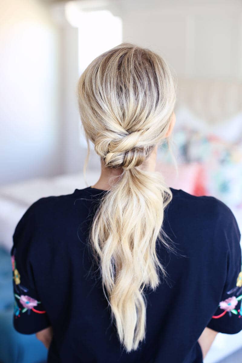 Pretty and Easy Knotted Ponytail