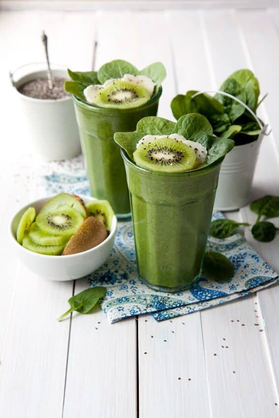 Kiwi, Spinach, and Chia Seed Smoothie