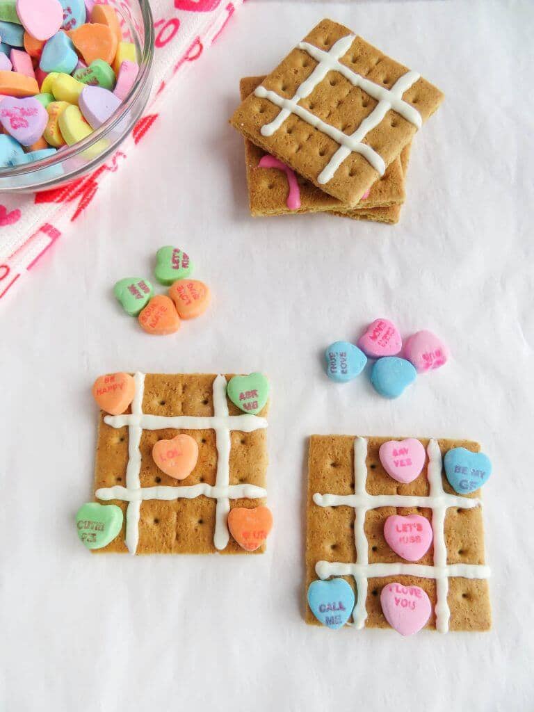 Graham Cracker and Sweethearts Tic-Tac-Toe