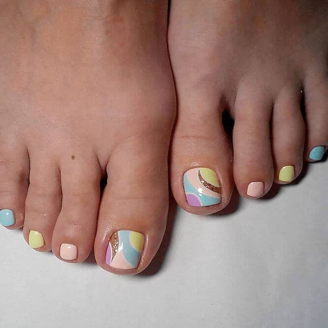 Interesting Pedicure Ideas with Glitter