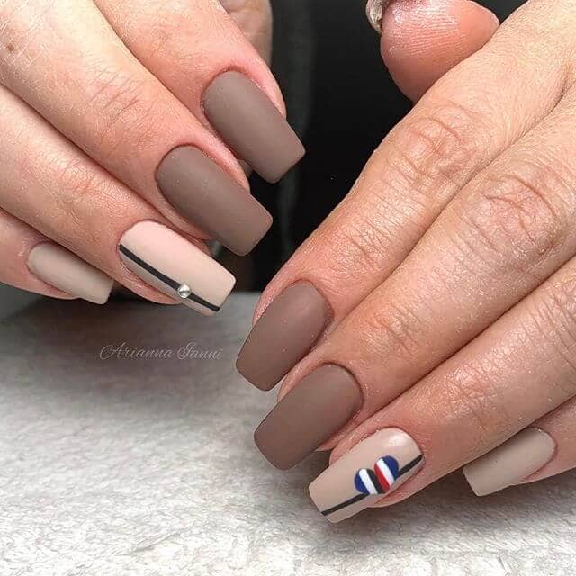 Nail Art: Clever Nude Nails with Ring Finger Accents