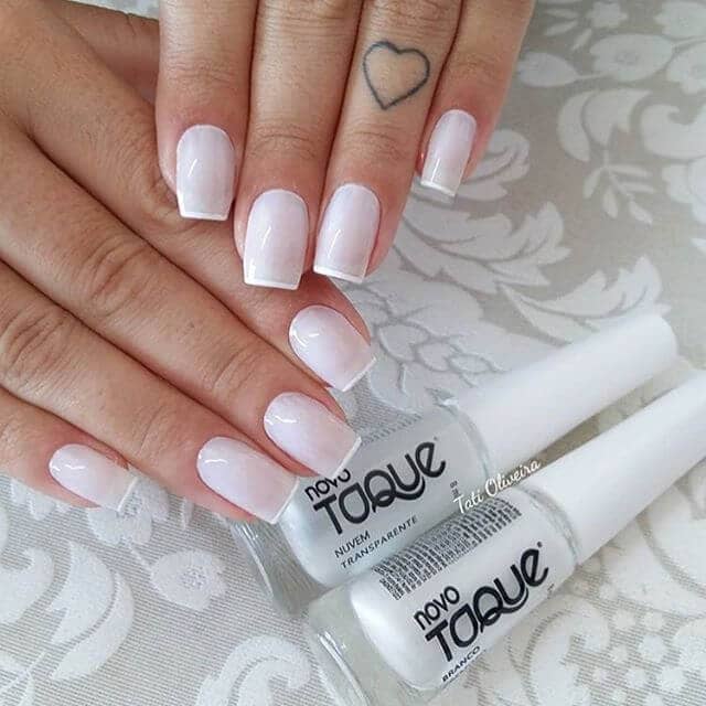 A Chic White Minimalist Mani