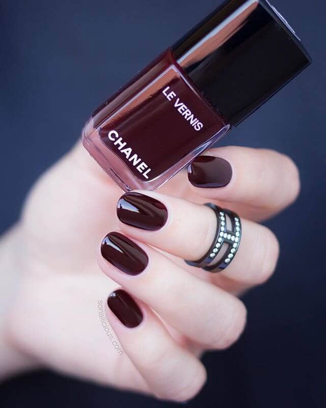 Chic and Short Burgundy Nails