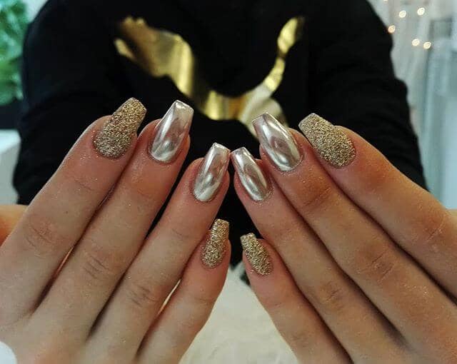 It’s All About the Shimmer on these Gold Chrome Nails