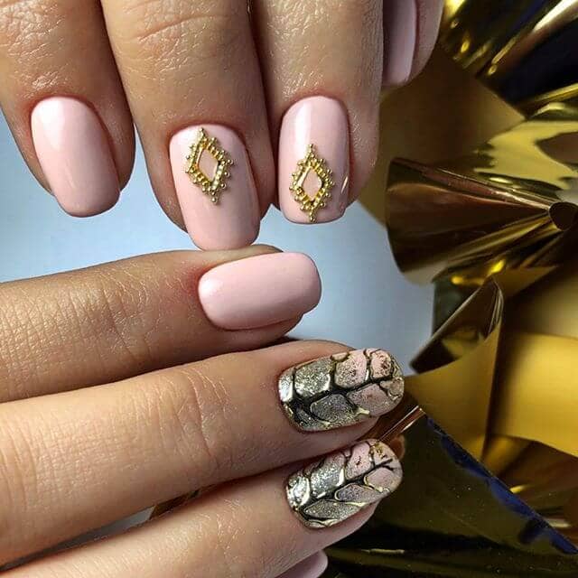 Wear Gold Nails with Style: Mix and Match to Make a Statement with Chrome Gold