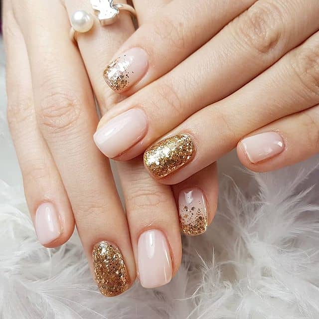 Design for Short Nails: Simply Chic Natural Nails with Gold Glitter Accents