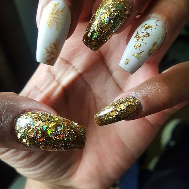 Winter Nails Combine Glitter and Gold