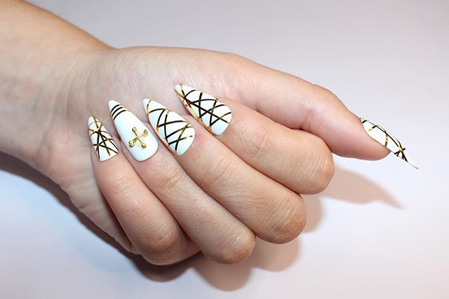 Chic and Unique Striped White and Gold Nails