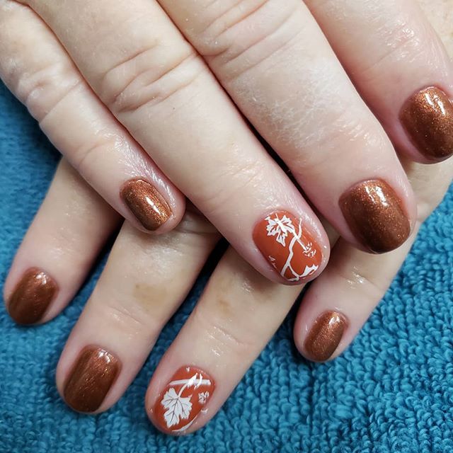 Short Bronze Nails with Charming Pattern