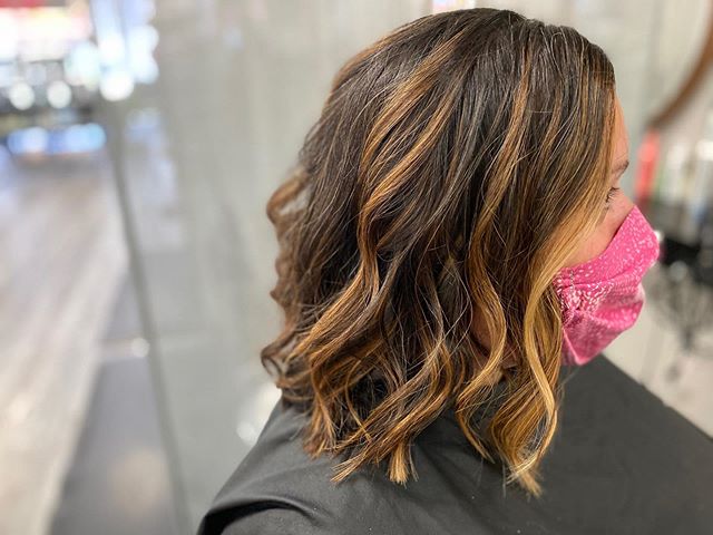  Texturized Wavy Bob with Blonde Highlights for Thick Hair