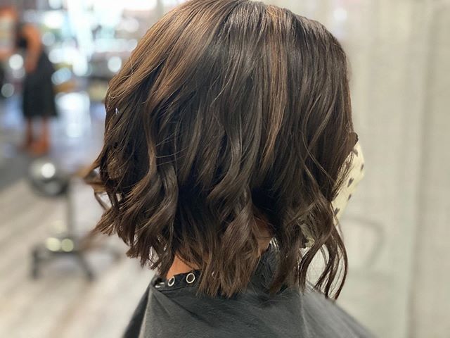 Shoulder Length Haircuts: Inverted Wavy Bob with Honey Highlights for fine hair