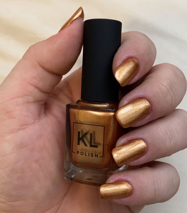 Beautifully Bold Gold Nail Look