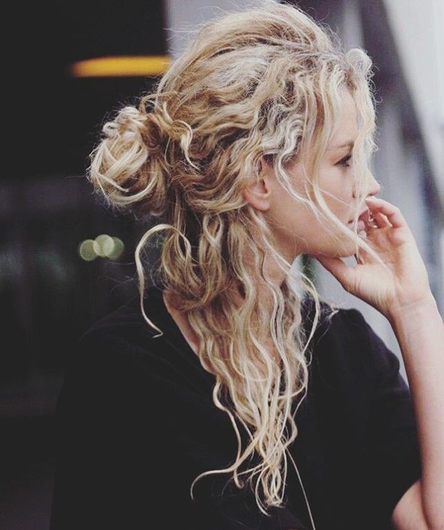 One of the Best Medium-Length Hair Ideas with Wavy and Messy Half-Bun