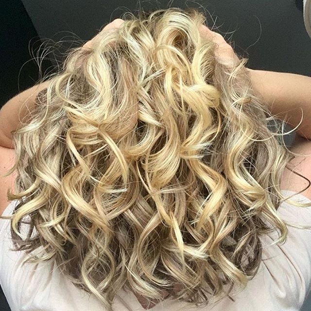  Big Blonde Barrel Curls