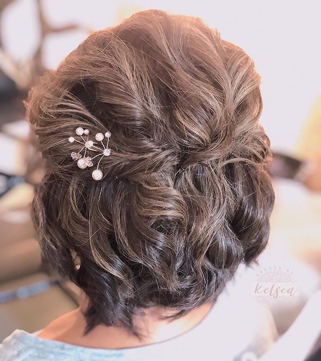 Voluminous Wavy Bob Short Wedding Hairdo