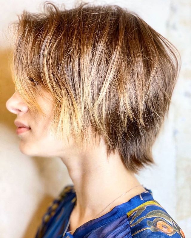 '90s-Inspired Over-the-Shoulder Shag with Blond Highlights