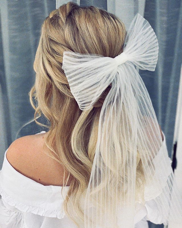  Voluminous Half-up ‘Do With A Tulle Bow