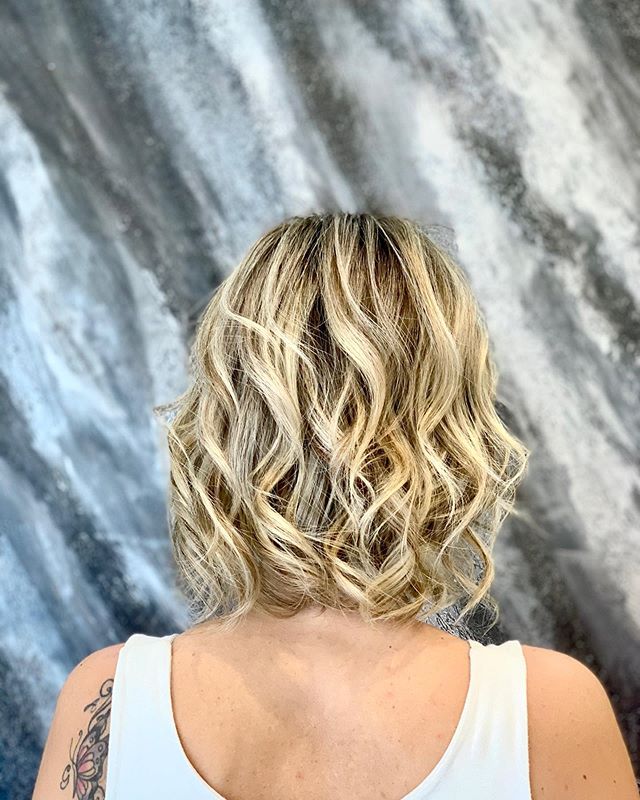 Edgy Over-the-Shoulder Waves with Bleached Highlights